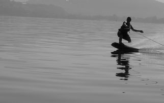 九游娱乐-“宽板滑水：东三叉湖赛场见证新一代水上运动的崛起”