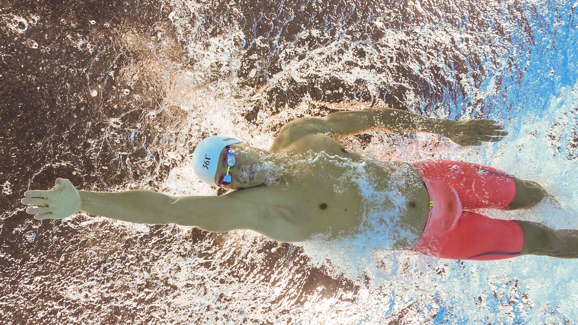 “拜仁新星Aznu训练问题发酵,“才华+态度”成为讨论焦点”